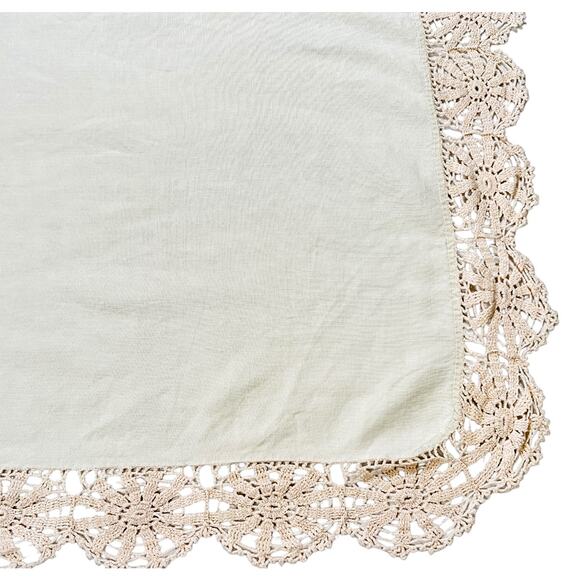 Table Runner Beige Dresser Scarf Crocheted Edge Pinwheel Cutout 63x19 Vintage - Picture 7 of 11